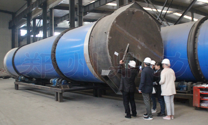 國外客戶來訪考察橄欖果渣烘干機(jī)